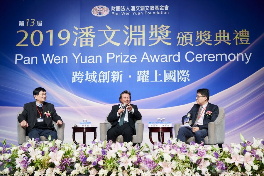 Sin-Horng Chen (left), the acting principal of National Chiao Tung University (NCTU), and this year’s winner, Chairman Archie Hwang (center) talk about “Cross-Domain Integration and Application, Leading Taiwan's Semiconductor Industry to New Heights”. Financial columnist Hung-Wen Lin is on the right.