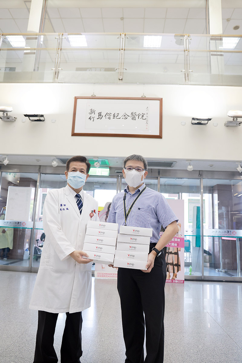 漢民科技副總劉順吉(圖右)捐贈新竹馬偕醫院副院長蔡維謀(圖左)COVID-19抗原檢測試劑